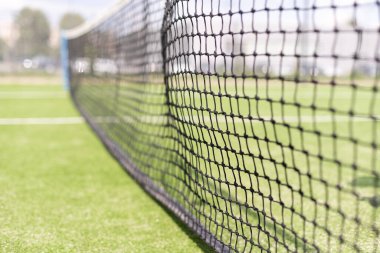 Tenis ağı ve saha. Tenis oynuyorum. Sağlıklı yaşam tarzı