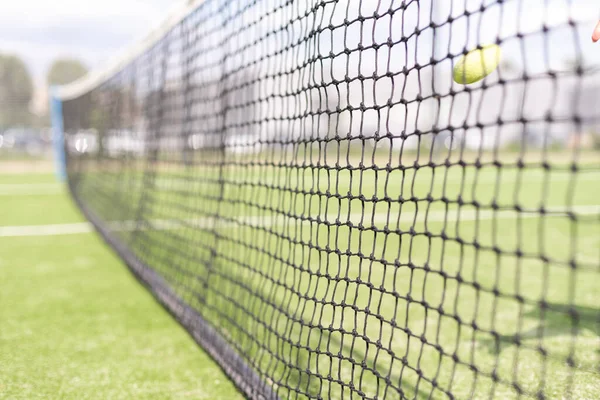 Tenisová síť a hřiště. Hraju tenis. Zdravý životní styl — Stock fotografie
