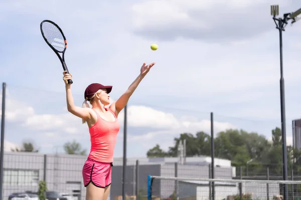 Femme jouant au tennis et attendant le service — Photo