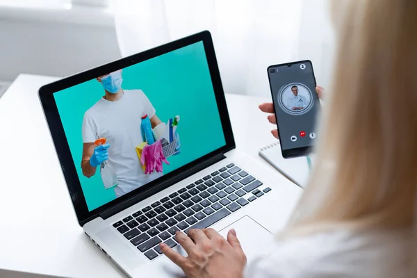 Woman orders cleaning online on a laptop — Stock Photo, Image