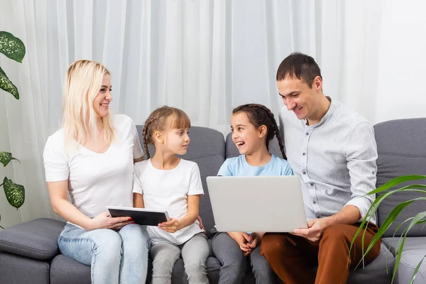 Unga föräldrar, med barn, på bärbar dator — Stockfoto