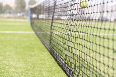 Tenis ağı ve saha. Tenis oynuyorum. Sağlıklı yaşam tarzı