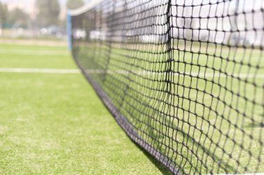 Tenis ağı ve saha. Tenis oynuyorum. Sağlıklı yaşam tarzı
