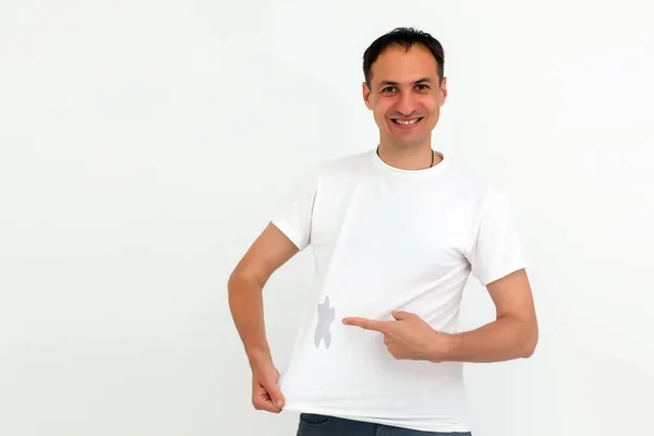 Hombre muestra una mancha en su camiseta blanca — Foto de Stock