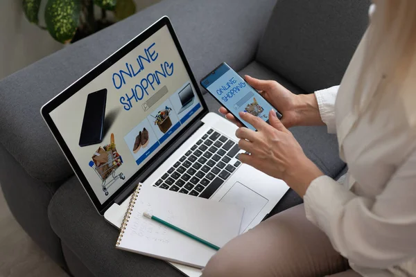 Mujer de compras con ordenador portátil y anuncios —  Fotos de Stock