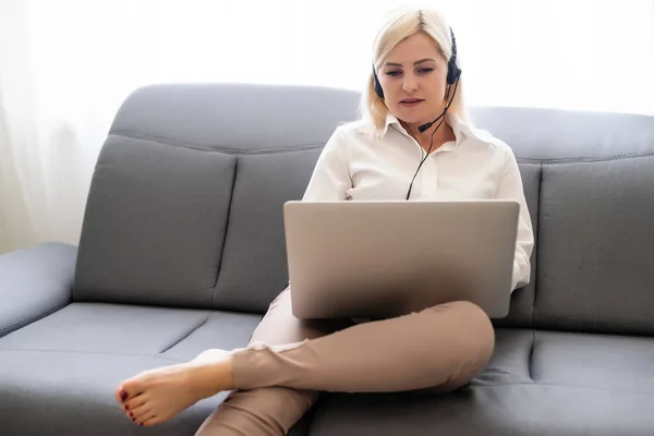 Chorą kobietę podczas konsultacji internetowej z lekarzem, siedzącą przed komputerem — Zdjęcie stockowe