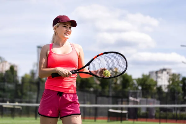 Jolie sportive avec raquette au court de tennis. Mode de vie sain — Photo