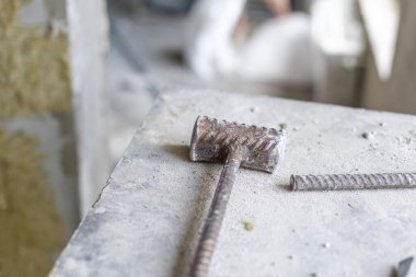 İzolasyon ve sıcaklığı korumak için yeni ahşap doğal döşeme ve mineral yünü yalıtımı yerleştirildi. Modern teknolojiler, sıcak konforlu ev ve çevre dostu yalıtım konsepti.