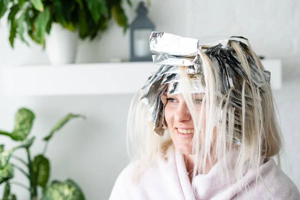Frau färbt ihre Haarfolie zu Hause — Stockfoto