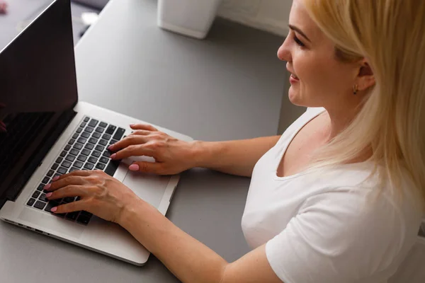 Gelukkig vrouw doet online winkelen thuis — Stockfoto