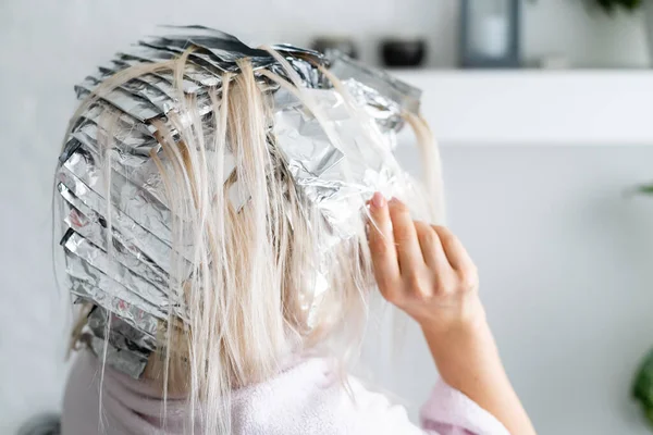 Blondynka w salonie fryzjerskim — Zdjęcie stockowe