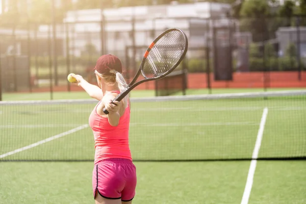 Jolie sportive avec raquette au court de tennis. Mode de vie sain — Photo