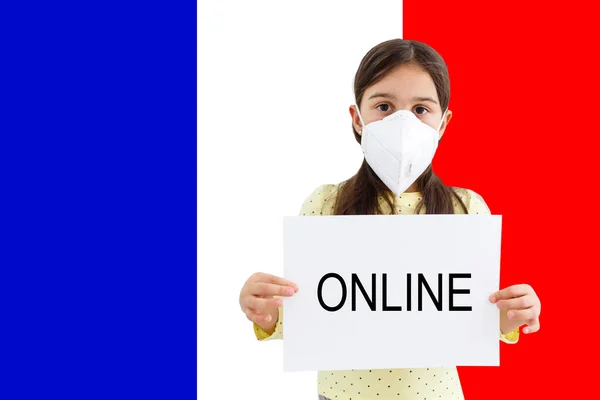 Little girl in a protective mask against the background of the American flag. Concept of anxiety and fear, coronavirus pandemic in USA — Stock Photo, Image