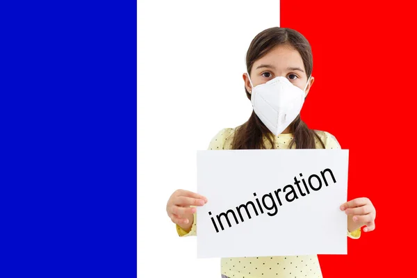 Little girl in a protective mask against the background of the American flag. Concept of anxiety and fear, coronavirus pandemic in USA — Stock Photo, Image