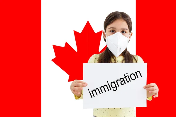 蒙面小女孩看着镜头上的加拿大国旗背景。关注世界范围内的头孢病毒传播的概念。Coronavirus，加拿大的病毒. — 图库照片