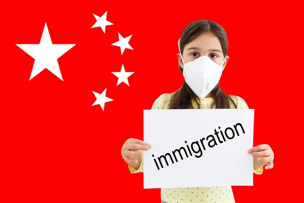 Niña en máscara protectora médica en el fondo de la bandera de China con inscripción 2019-nCov, Coronavirus. —  Fotos de Stock