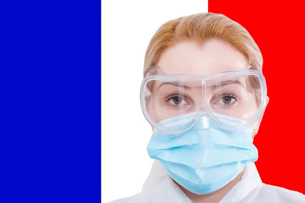 Жінка в захисній масці на тлі американського прапора. Концепція тривоги і страху, пандемія коронавірусу в США. — стокове фото