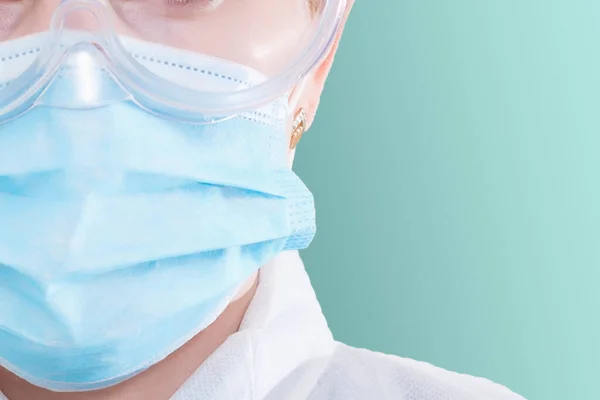 Studioporträt einer jungen Frau mit Gesichtsmaske, Nahaufnahme, isolierter Hintergrund. Grippeepidemie, Stauballergie, Virenschutz. — Stockfoto