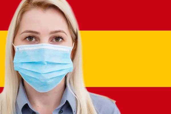 Masked woman face looking at the camera on flag Spain background. The concept of attention to the worldwide spread of the coronavirus worldwide. Coronavirus, virus in Spain. — Stock Photo, Image