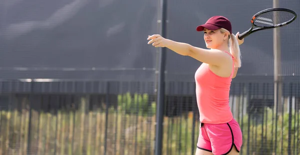 Jolie sportive avec raquette au court de tennis. Mode de vie sain — Photo