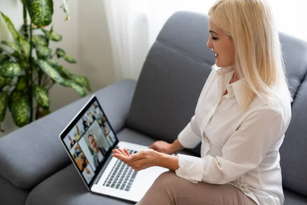 Mulher usando laptop indoor. mulher escuta palestra online — Fotografia de Stock