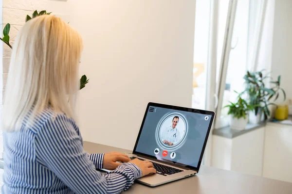 Uso de la mujer portátil. Trabajo del proceso de investigación del estudiante. Joven mujer de negocios que trabaja Creative Startup oficina moderna. Analizar el stock del mercado, nueva estrategia. — Foto de Stock