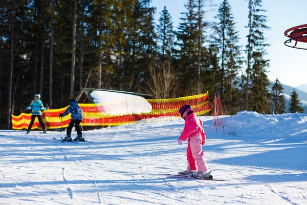 Катання на лижах, зимовий, лижний урок лижники на гірському схилі — стокове фото