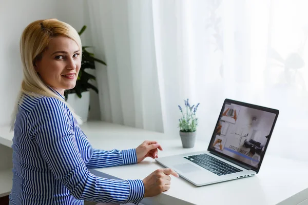 Zugeschnittenes Bild einer Geschäftsfrau mit Laptop am Schreibtisch — Stockfoto