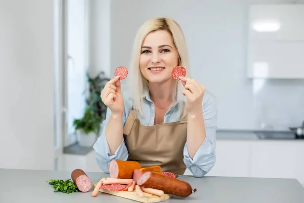 Aantrekkelijke jonge vrouw die een worst vasthoudt — Stockfoto