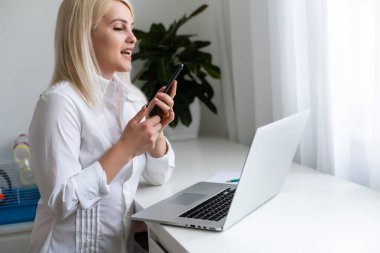 Kadın dizüstü bilgisayar kullanıyor. Öğrenci Araştırma Süreci. Yaratıcı Çalışan Genç İş Kadını Modern Ofis. Piyasa hisselerini analiz et, yeni strateji.