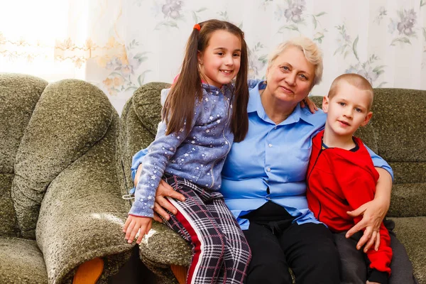 自宅でソファの上に曾孫と幸せな曾祖母のクローズアップ肖像画 — ストック写真