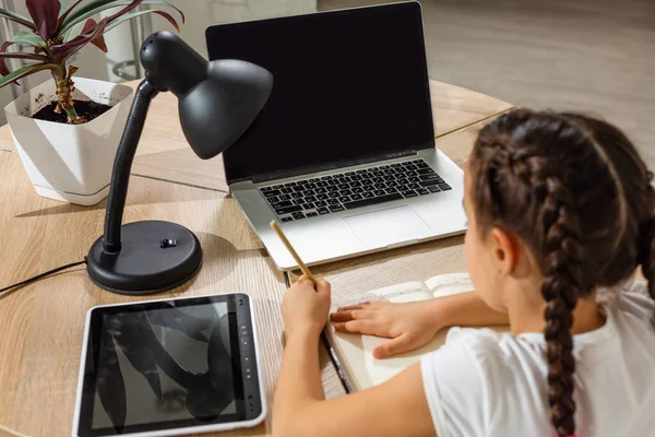 Aprendizaje a distancia. Linda niña usando el portátil en casa. Educación, estudio en línea, estudio en el hogar, tecnología, ciencia, futuro, aprendizaje a distancia, tarea, concepto de estilo de vida de escolares. — Foto de Stock