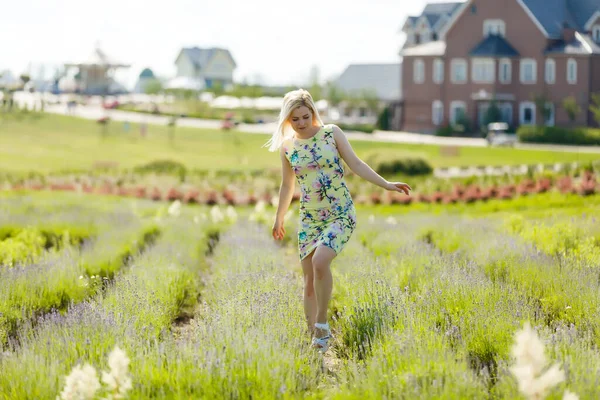 Femme debout sur un champ de lavande — Photo