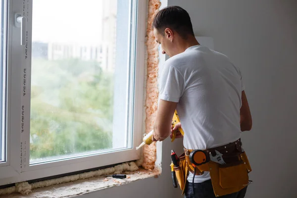 Caulking en ny fönsterram — Stockfoto