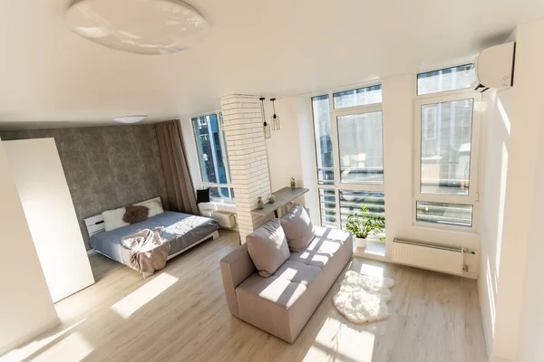 Intérieur d'un studio, grande chambre, lit au premier plan — Photo