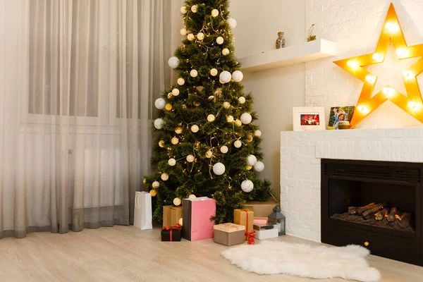 Karácsonyi jelenet fa ajándékok és tűz a háttérben — Stock Fotó