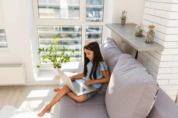 Online lekce pro děti. Domácí výuka a distanční vzdělávání pro děti. Dívka student studium on-line s video call učitel. — Stock fotografie