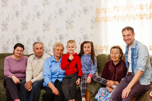 Grande família feliz no sofá em casa — Fotografia de Stock