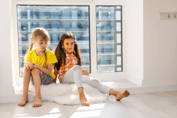 Chicas lindas creativas, dos hermanas en casa — Foto de Stock