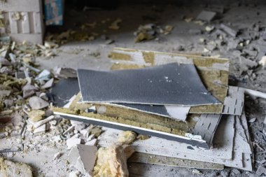 Tamir edilmeden inşaatçılardan sonra büyük bir daire boşaltmak. Tadilata başlayın. Yeni ev.