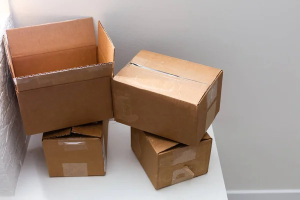 Ouvrir grande boîte carrée marron vide pour le transport de marchandises sur fond blanc, — Photo