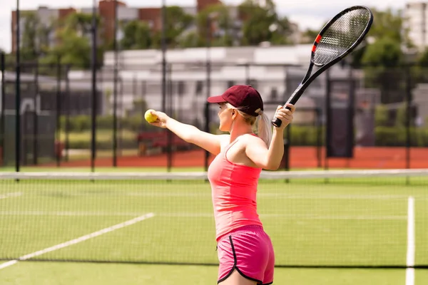 Mulher jogando tênis e esperando o serviço — Fotografia de Stock
