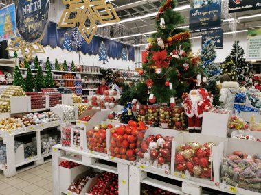 Kiev, Ukrayna - 16 Aralık 2019: Noel öncesi mağazanın arka planı bulanık. Noel alışverişi