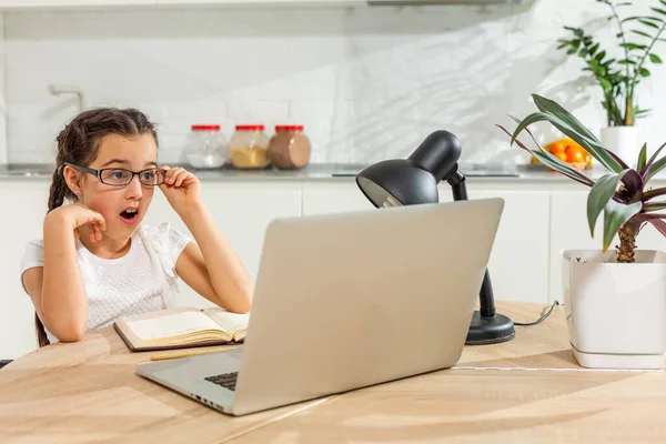 Foto av positiv flicka studie remote sit desk bord användning laptop har online kommunikation lektion med handledare skriva rapport i huset inomhus — Stockfoto