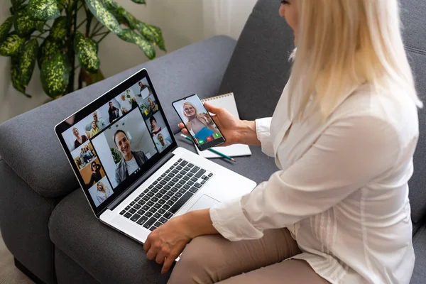 İş kadınlarının iş arkadaşlarıyla video konferansında planlar hakkında konuştuklarını gördüm. Video görüşmesi için laptop kullanan çok ırklı bir iş ekibi. Evden çalışan bir grup zeki insan.