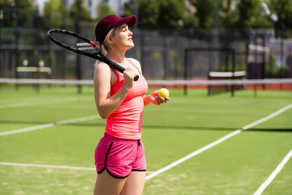Femme jouant au tennis et attendant le service — Photo
