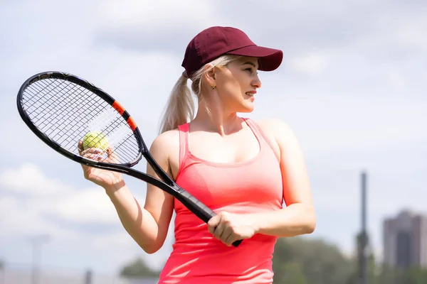 Γυναίκα παίζει τένις και περιμένει την υπηρεσία — Φωτογραφία Αρχείου
