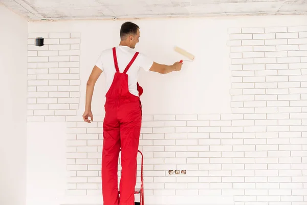 Der Mann, der die Wand bemalt, der Wandmalermeister — Stockfoto