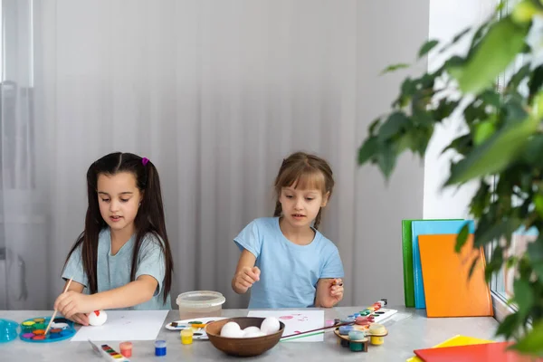 Duas meninas com pintura escova na mesa, educação, aquarela, desenho, conceito de criatividade. — Fotografia de Stock