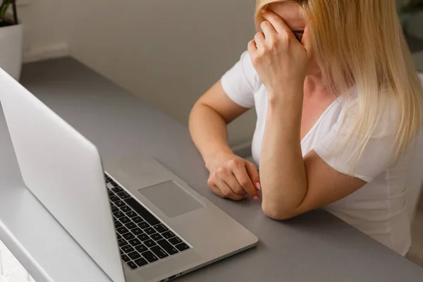 Een vrouw die hoofdpijn heeft met haar handen op de slaap. Kopieerruimte — Stockfoto